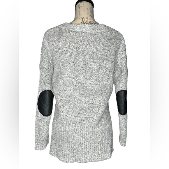Quinn pull over crew neck sweater gray side splits EUC size M - Picture 4 of 8